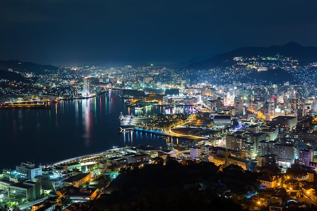 Panoramę Nagasaki w nocy