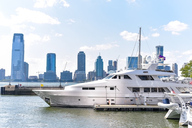 Panoramę New Jersey z Battery Park w słoneczny dzień. Luksusowy jacht na pierwszym planie.