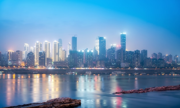 Panoramę nocnego widoku architektury miejskiej Chongqing