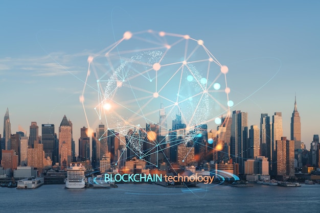 Panoramę Nowego Jorku z New Jersey nad rzeką Hudson Wieżowce Midtown Manhattan o zachodzie słońca USA Zdecentralizowana gospodarka Kryptografia Blockchain i hologram koncepcji kryptowaluty