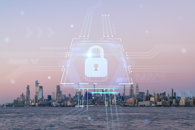 Panoramę Nowego Jorku z New Jersey nad rzeką Hudson z wieżowcami Hudson Yards o zachodzie słońca Manhattan Midtown Koncepcja bezpieczeństwa cybernetycznego w celu ochrony poufnych informacji hologram kłódki