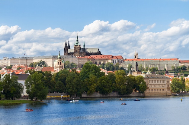 Panoramę Pragi z katedrą Wita, Czechy