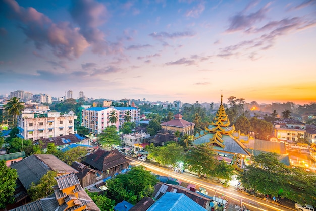 Panoramę Rangunu o zmierzchu z pagodą Shwedagon w Birmie