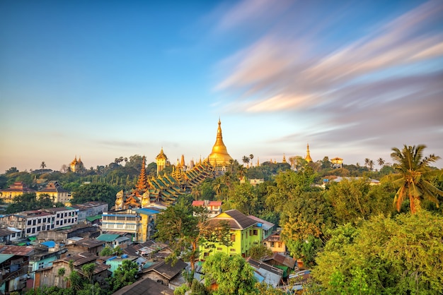 Panoramę Rangunu z pagodą Shwedagon w Birmie