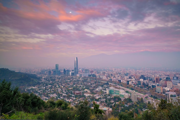 Panoramę Santiago w Chile