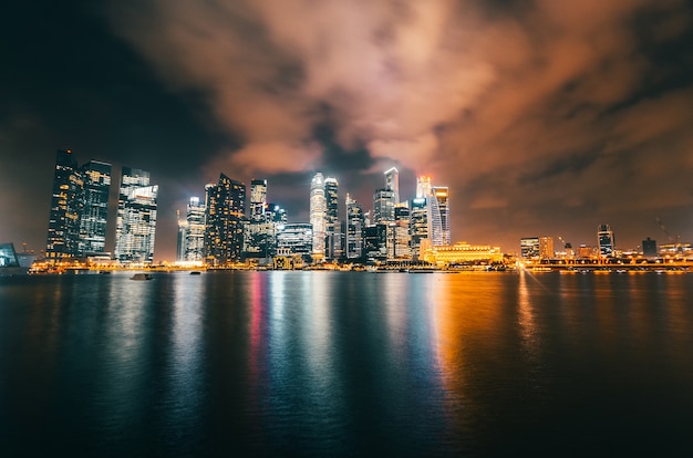 Panoramę Singapuru po zachodzie słońca