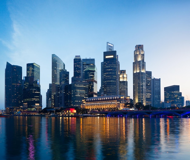 Panoramę Singapuru wieczorem