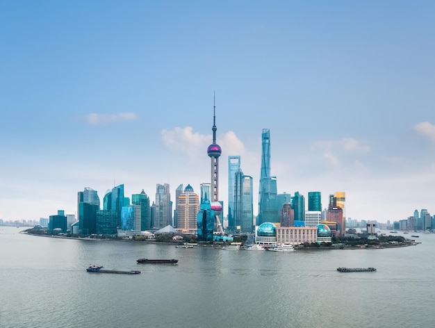 Panoramę Szanghaju w rzece daytimehuangpu i dzielnicy finansowej pudong w Chinach