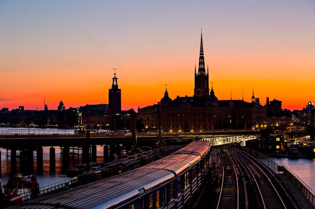 Panoramę Sztokholmu o zachodzie słońca, piękny zachód słońca nad Starym Miastem w Sztokholmie (Gamla Stan)