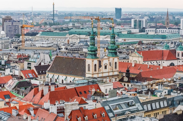 Panoramę Wiednia z wieży katedry