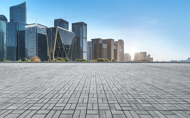 Panoramiczna linia horyzontu i budynki z pustą betonową kwadratową podłoga