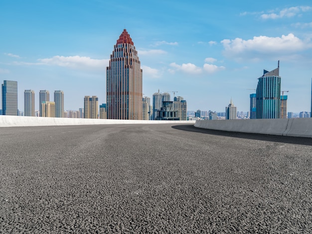 Panoramiczna panorama i pusta asfaltowa droga z nowoczesnymi budynkami