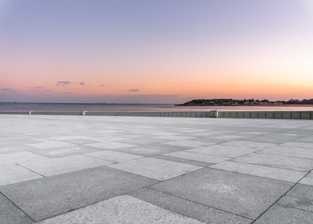 Panoramiczna Panorama I Puste Kwadratowe Płytki Podłogowe Z Nowoczesnymi Budynkami