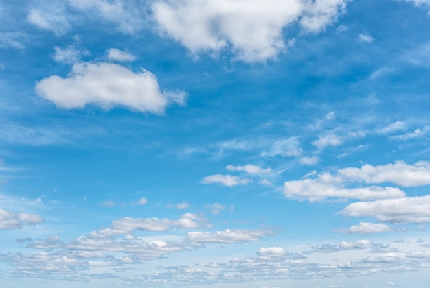 Panoramiczne tło błękitnego nieba z białymi chmurami cumulusowymi biała chmura na błękitnym niebie trochę białych, szepczących chmur i błękitnego nieba cloudscape Piękne błękitne niebo i chmury naturalne tło