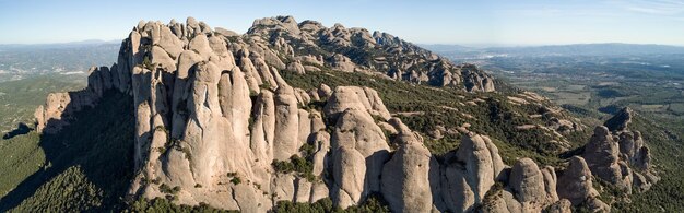 Panoramiczne ujęcie Montserrat pod błękitnym niebem w Katalonii w Hiszpanii
