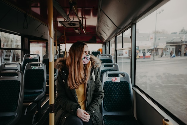 Panoramiczne ujęcie pociągu w autobusie