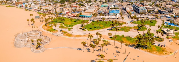 Panoramiczne ujęcie promenady Venice Beach w Los Angeles w Kalifornii