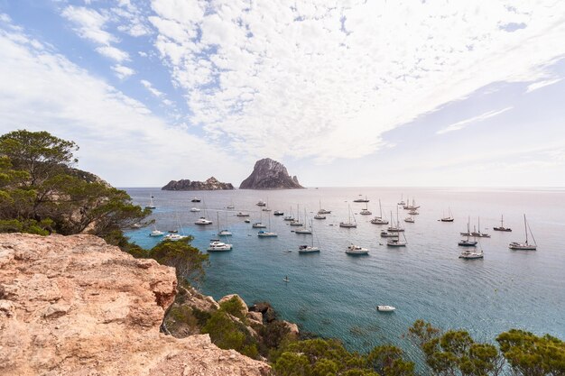 Panoramiczne ujęcie wybrzeża opadającego do wód zatoki Cola d'Hort Ibiza Baleary Hiszpania