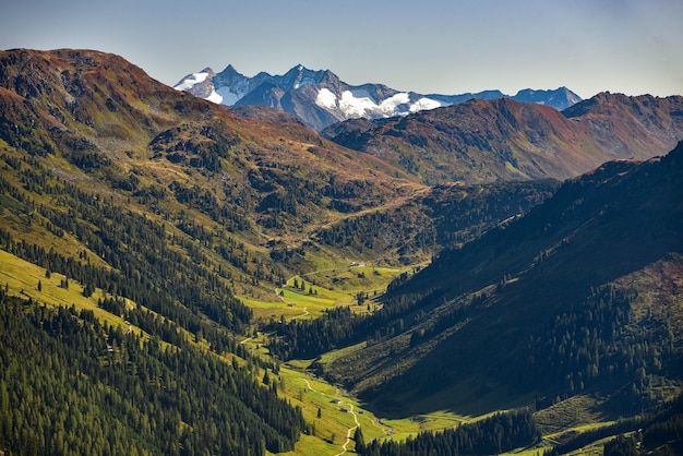 Panoramiczne widoki na alpejską dolinę góry Glockner i masyw Grossglockner