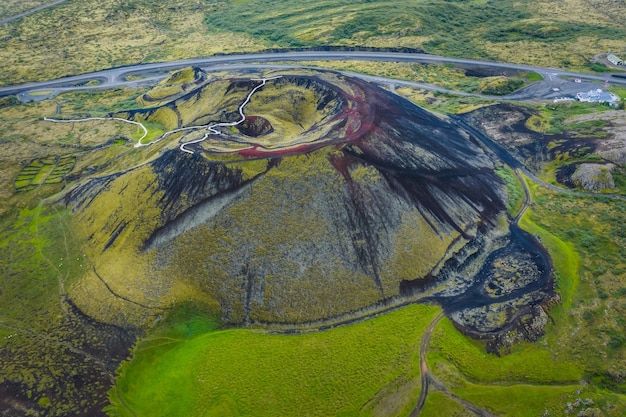 Panoramiczne widoki z lotu ptaka na wulkan Grabrok i dolinę lawy z Islandii