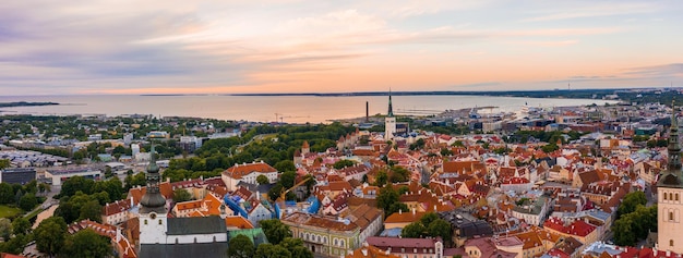 Panoramiczne zdjęcie Tallina otoczonego morzem podczas zachodu słońca w Estonii