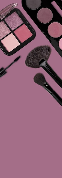 Zdjęcie panoramiczny baner z makijażem i produktami kosmetycznymi