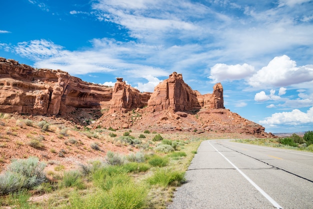 Panoramiczny drogowy widok ito Canyonlands park narodowy w Utah