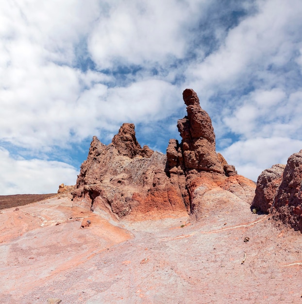 Panoramiczny górski krajobraz pasma górskiego w pobliżu wulkanu Teide. Wyspa Teneryfa.