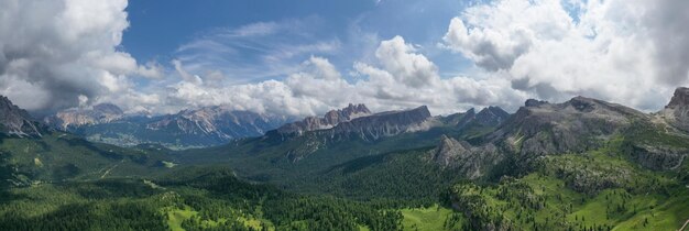 Panoramiczny krajobraz Cinque Torri w włoskich górach Dolomitów