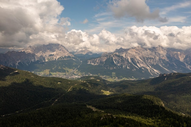 Zdjęcie panoramiczny krajobraz cinque torri w włoskich górach dolomitów