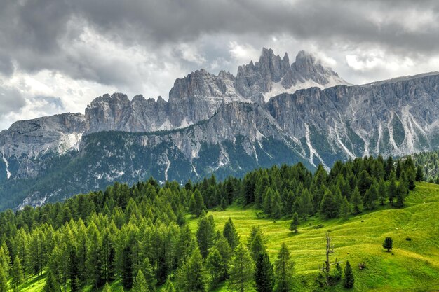 Zdjęcie panoramiczny krajobraz cinque torri w włoskich górach dolomitów