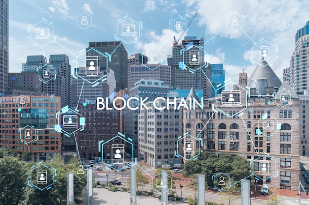 Panoramiczny, malowniczy widok na centrum finansowe Bostonu z obszaru Harbour w ciągu dnia Centrum technologiczne i edukacyjne Massachusetts Blockchain i hologram koncepcji kryptografii