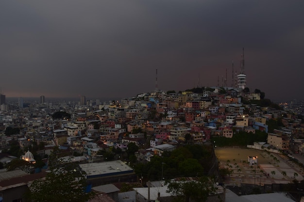 Panoramiczny nocny widok Guayaquil widziany z Cerro Santa Ana