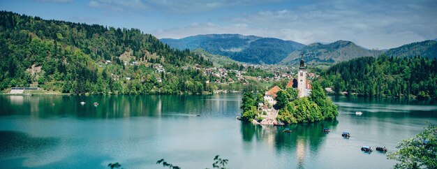 Panoramiczny obraz jeziora Bled w Słowenii