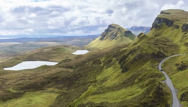 Panoramiczny obraz spektakularnej scenerii Quiraing na wyspie Skye latem, Szkocja