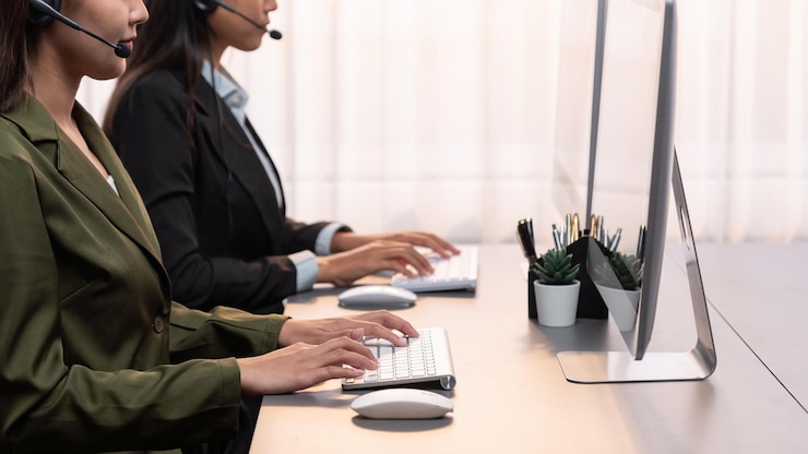 Zdjęcie panoramiczny operator call center lub agent telesprzedaży pracujący na swoim biurku prodigy