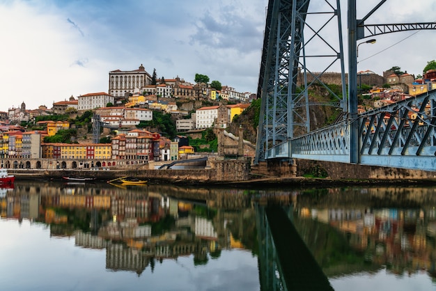 Zdjęcie panoramiczny pejzaż starego miasta porto w portugalii - dzielnica ribeira porto