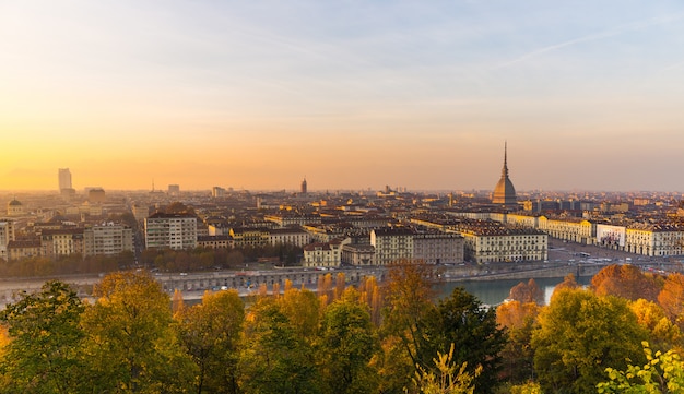 Panoramiczny pejzaż Turynu o zachodzie słońca