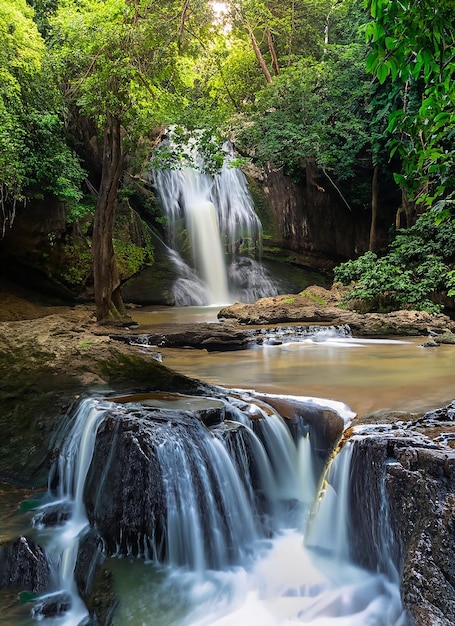 Panoramiczny piękny wodospad w głębokim lesie w Tajlandii_ai_generated