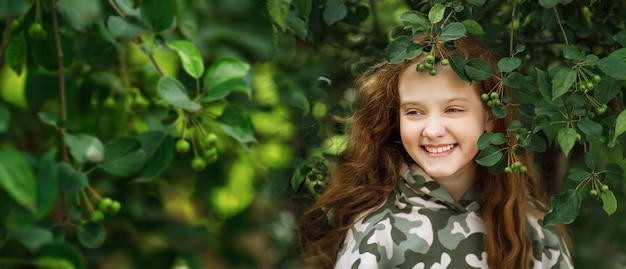 Panoramiczny Portret Pięknej Dziewczyny Pokazuje Zdrowy, Biały Uśmiech. Puste Miejsce Na Tekst.