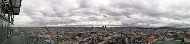 Zdjęcie panoramiczny ujęcie krajobrazu miasta na tle nieba