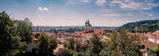 Zdjęcie panoramiczny ujęcie krajobrazu miasta na tle nieba