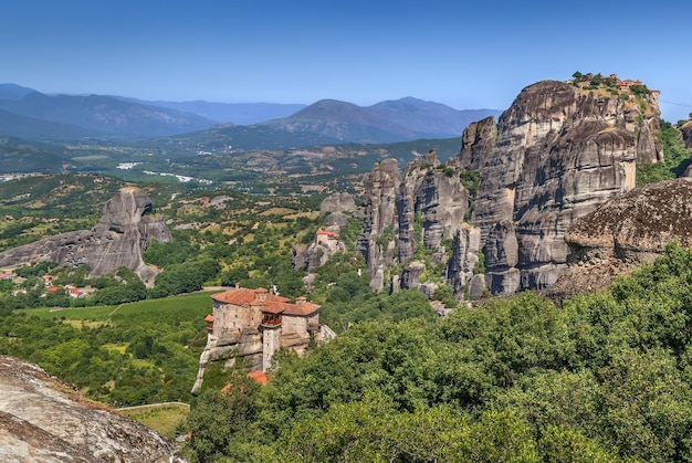 Zdjęcie panoramiczny widok drzew i gór na tle nieba