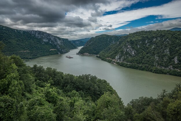 Panoramiczny widok Dunaj rzeka od Golo Brdo, Serbia