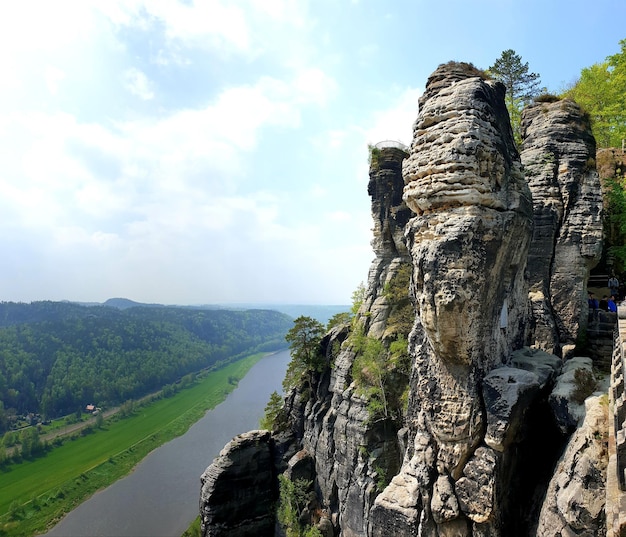 Zdjęcie panoramiczny widok formacji skalnej na krajobrazie na tle nieba z rzeką elbą