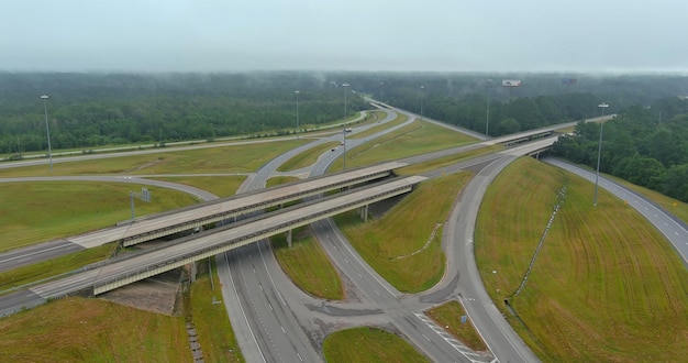 Zdjęcie panoramiczny widok gęstej mgły wczesnym rankiem otaczający most łączący nas z autostradą w pobliżu satsumy