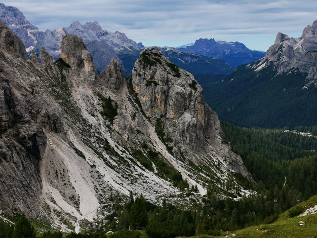 Panoramiczny widok gór na tle nieba