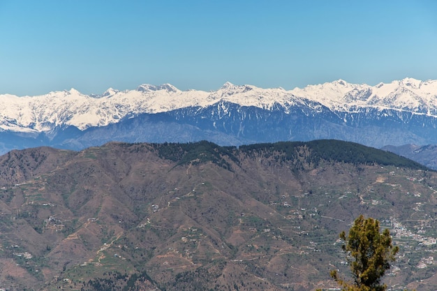 Panoramiczny widok Himalajów w Malam Jabba w pobliżu góry Hindu Kush w Pakistanie