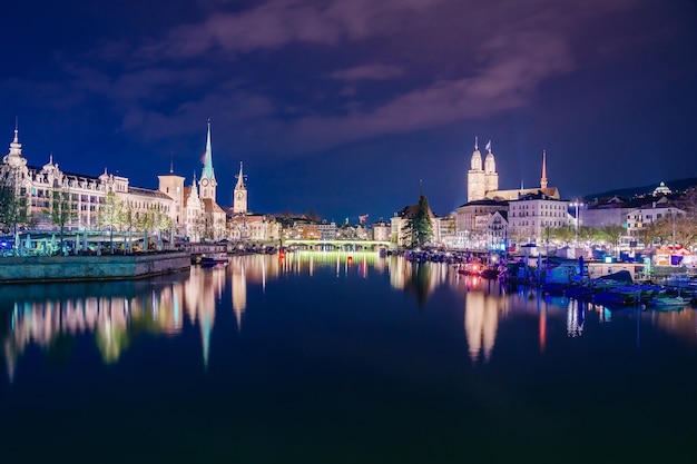 Panoramiczny widok historyczny Zurich centrum miasta przy Jeziornym Zurich na mrocznym niebieskim niebie