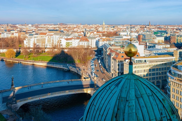 Panoramiczny widok i kopuła katedry berlińskiej w niemieckim centrum miasta w Berlinie w Niemczech w Europie. Architektura budynku Berliner Dom. Szczegóły wyglądu zewnętrznego. Religia, Turystyka i święta